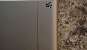 玄関のこの落書きわかる人おる?(画像あり)
