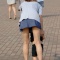 人妻ギャルが街中でみせる胸ちら やパンチラ画像がエロいです!