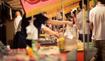 【夏の思い出】祭りの屋台の焼きそばとかたこ焼きってなんであんなに美味いんだろ