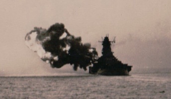 【貴重画像】戦艦「武蔵」火を噴く46センチ砲!主砲を発射した瞬間を捉えた写真が見つかる