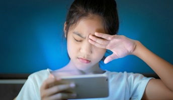 「ブルーライトで目が悪くなる」はウソ むしろPC用メガネも推奨しない