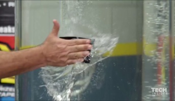 「水漏れを止める粘着テープ」がすごすぎてフェイクかと疑うレベル 一秒でどんな水漏れも直す
