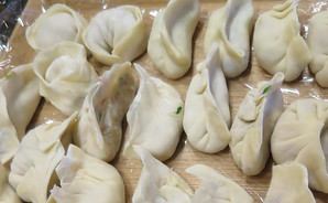 "リトルトーキョー"でギョーザ制作