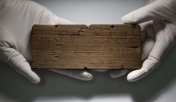 英国で発見、古代ローマ時代のメモ帳 「西暦57年1月8日」という日付に書かれていたこととは…