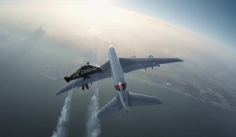 生身にジェットエンジンで空を飛ぶおっさん『ジェットマン』が大型旅客機と編隊飛行に挑戦!