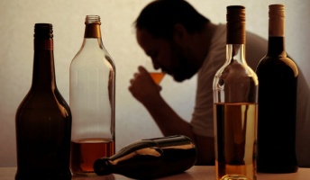 酒に溺れ続けアルコール依存になった俺の末路