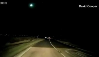 夜空に緑がかった大きな光跡 英国で報告相次ぐ 隕石か