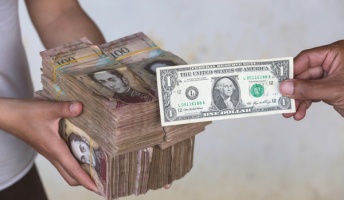 インフレ率169万%のベネズエラ 有り余る札束の行く末がこちら・・・
