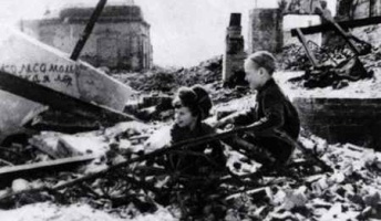 【画像】第二次世界大戦中の子供たちの生活。