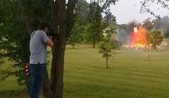 【動画】外人「冷蔵庫を銃で撃ったら爆発したンゴwwwwwwwwwwwww」