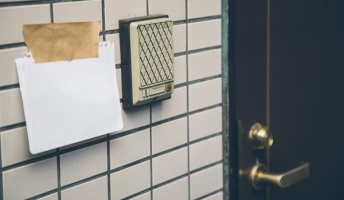 【怖い】こんな時間(午前5時頃)にワイん家のインターホンがなる