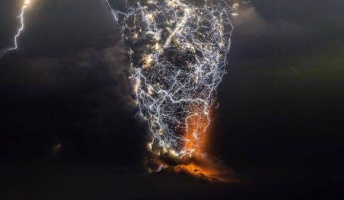 この火山の噴火ヤバすぎだろ
