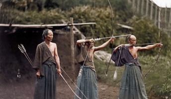 【画像】モノクロ写真に着色したら作品が見事によみがえった / 弓を構える武士の姿が最高にカッコいい