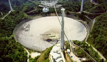 宇宙の彼方から飛来する謎の電波の発生源を特定…約30億光年の距離にある小型の銀河