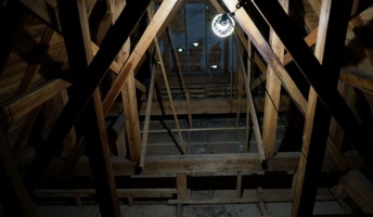 彡(゚)(゚)「おっ、ここから屋根裏に上がれるやん」(屋根裏の散歩者)