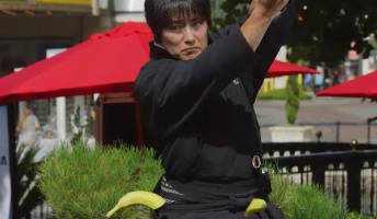【居合い斬りの達人】飛んでくる果物を斬りまくる動画が海外で話題に