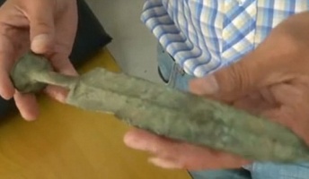 中国人の少年、川で古代の剣を見つける