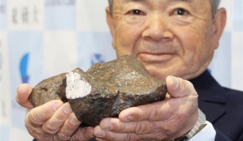 畑仕事してた爺さん「変な石見つけた。床の間に飾っとこ」→ 超レアな鉄隕石でした