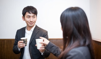 初対面ワイ「ペラペラペラペラ」ニコニコ 2回目以降ワイ「…」