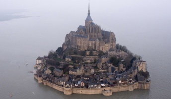 仏モンサンミッシェルに「世紀の大潮」、過去最多の3万人