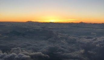 富士山登頂成功した僕だけどみんなと感動を分かち合いたい。