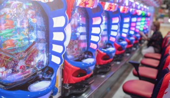 パチンコ屋で隣に座った借金女を救った話