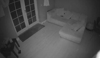イギリスの古い屋敷で「幽霊」がカメラに映り込む。家の中を歩き回る姿が…(動画あり)