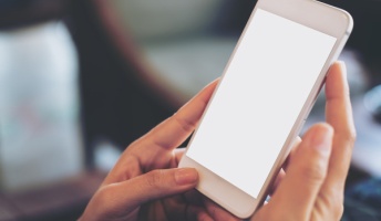 わい片目でスマホ操作し、遂に斜視の症状が現れ始める