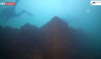 湖の底に沈む3000年前の要塞を発見、トルコ(動画あり)