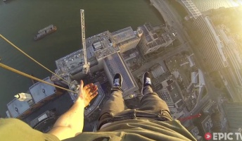 【高所平気症の驚異】高さ150メートルのタワークレーンから片手でぶら下がる映像、一人称視点でどうぞ
