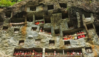 【断崖絶壁に死者を埋葬】インドネシアにある奇怪ながらも伝統ある風習「Tana Toraja」
