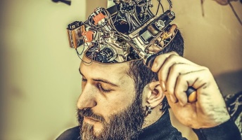 例えば人間の脳をコピーしたレベルのAIが存在したとする。