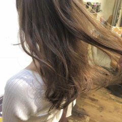 MINX青山 ヘアスタイル担当 清家です。
