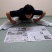 新聞読みながら開脚ストレッチ