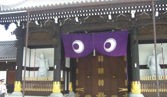 凄すぎる新興宗教の寺行ってきたので写真うpする