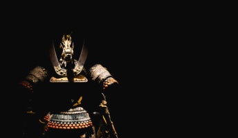 西洋に比べて日本の鎧が軽装なのは山があるからって言うけどさ