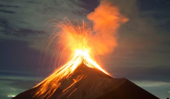 動画見て思ったんだが、火山の噴火ってどういう力が溶けた岩石を噴き上げてるの?
