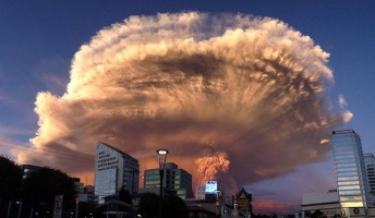 チリで「カルブコ火山」が大噴火!!激写された画像が凄い!!!! 【動画】