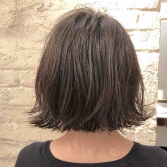小顔効果の切りっぱなしボブとブルージュカラー