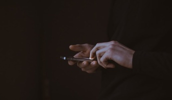 ついにここまで来た。スマホを乗っ取る「悪魔の声」が怖すぎる