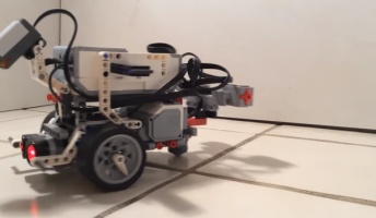線虫の脳神経回路をレゴのロボットに”移植”...プログラミング不要で制御に成功