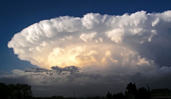 ワイ「雲」恐怖症、まともに空見れなくて生きづらい