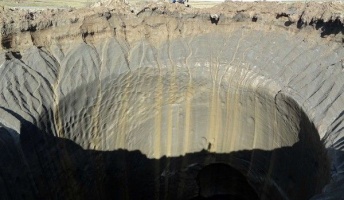 謎の巨大穴、シベリアで計7個発見 温暖化と関連か
