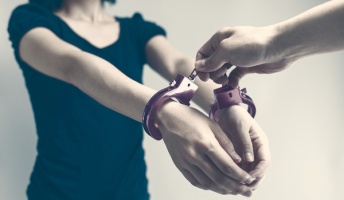 裁判官「娘が暴行しまくった親を殺した事件、どんなに頑張っても実刑はずせん…せや!」