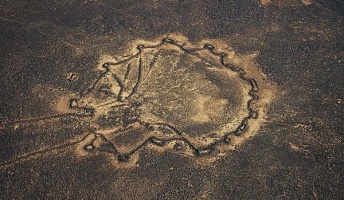 ミステリアスな『砂漠の凧』 上空から見えるヨルダンの砂漠に広がる地上絵とは