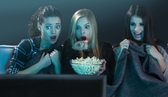 ホラー映画「はい、静かなシーンから大きな音ドーンッ!おばけバーンッ!」