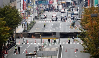 博多駅前で道路陥没で大変なことに…縦横15メートル、深さ15メートルにわたり陥没