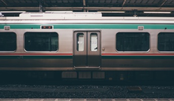 不思議な事が起きた!電車降りた女の子が次の駅で乗ってきたんだがwwwwwwwwww