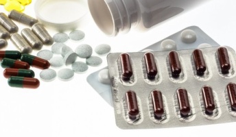 人は思い込みで死ぬ。 試験用のプラセボ(偽薬)を飲んだ参加者らか「副作用」があったとの報告