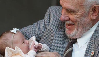【聖人】体内に薬の成分を持ったおじいさん。1100回の献血で240万人の新生児を救い81歳で引退へ